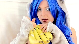 Cosplayer penetrates her prudish pussy with a banana